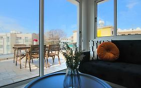 Phaedrus Living: Seaside Modern Flat Lighthouse 63